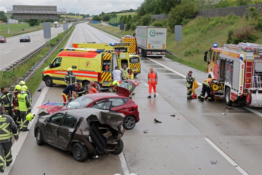 Schwerer Unfall auf der A 4 bei Glauchau: Vollsperrung dauert zwei Stunden, Rettungshubschrauber im Einsatz und zwei Schwerverletzte - Ein Dacia, ein Ford sowie ein Lkw waren in den Unfall auf der A 4 verwickelt.