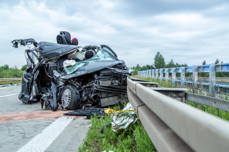 Schwerer Unfall auf der A 72: Vier Personen verletzt - Bei einem Unfall am frühen Samstagmorgen auf der A 72 nahe Stollberg ist ein Mercedes stark beschädigt worden.