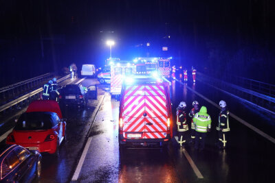 Schwerer Unfall auf der A4 mit sechs Fahrzeugen - 