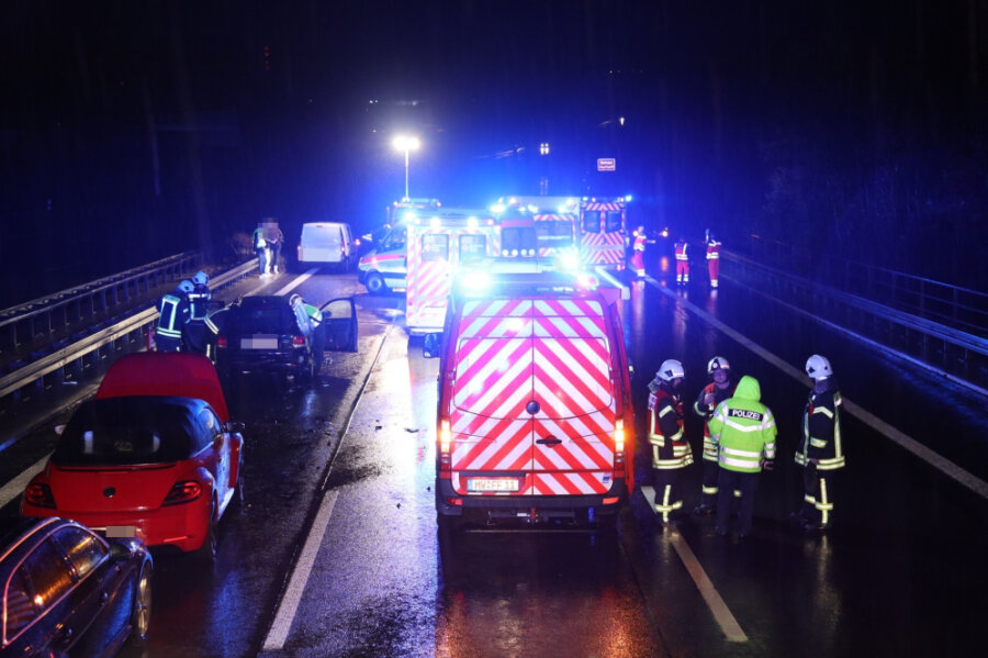 Schwerer Unfall auf der A4 mit sechs Fahrzeugen 