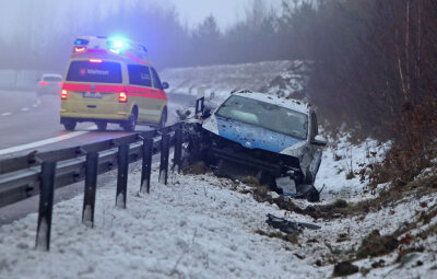 Schwerer Unfall auf der A4: Skoda landet hinter der Leitplanke - 