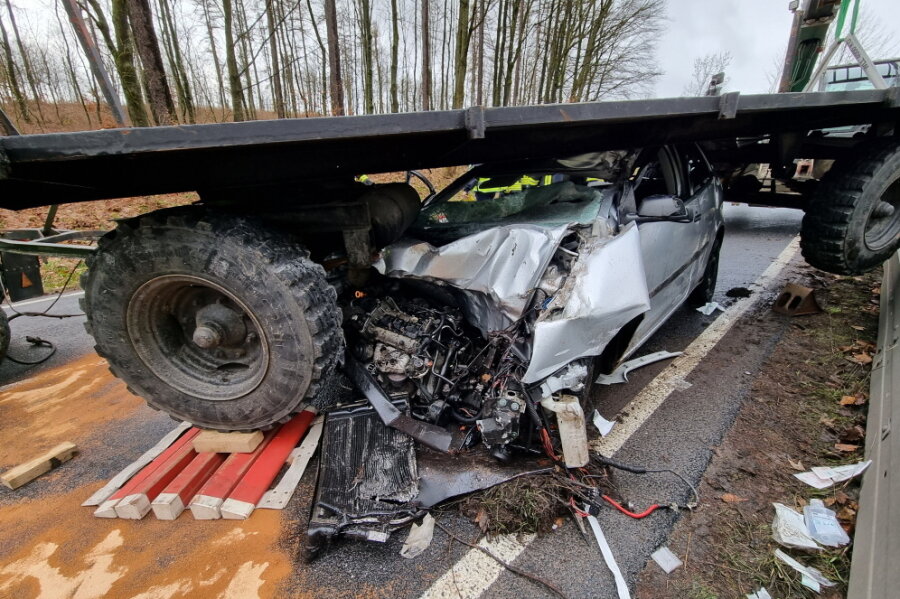 Schwerer Unfall auf der B 101 nahe Forchheim: Pkw unter Traktoranhänger eingeklemmt - Der VW geriet in einer Kurve unter den Anhänger eines Traktors.