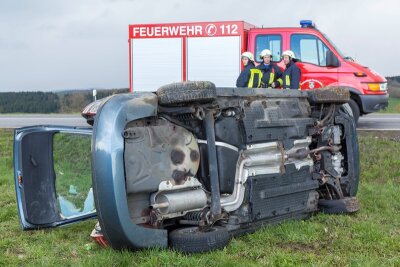 Schwerer Unfall auf der B 101 - Die Kameraden der Feuerwehr mussten den Fahrer und seine Beifahrerin aus dem Skoda befreien.