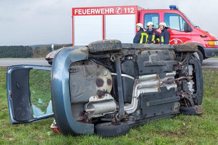 Schwerer Unfall auf der B 101 - Die Kameraden der Feuerwehr mussten den Fahrer und seine Beifahrerin aus dem Skoda befreien.