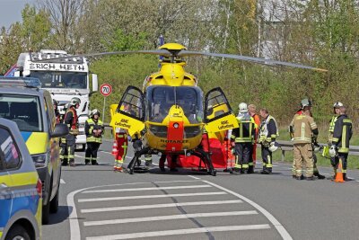 Schwerer Unfall auf der B 93 bei Meerane: Rettungshubschrauber bringt siebenjähriges Kind in Klinik - Ein schwerer Unfall hat sich auf der B 93 bei Meerane ereignet.