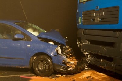 Schwerer Unfall auf der B95 in Thum - Ein Pkw war am Mittwoch in Thum mit einem Lkw zusammengestoßen.