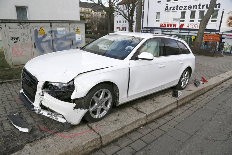 Schwerer Unfall auf der Clausstraße - Der bei dem Unfall auf der Clausstraße beschädigte Audi, dessen Fahrer schwer verletzt worden ist.