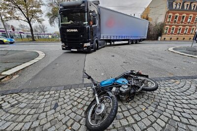 Schwerer Unfall auf der Leipziger Straße in Zwickau: Laster kollidiert mit Krad - Ein 18-jähriger Kradfahrer kam mit schweren Verletzungen in ein Krankenhaus.