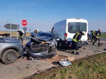 Schwerer Unfall auf S 205-Kreuzung in Langhennersdorf - Ein schwerer Unfall hat sich am Donnerstagvormittag auf der S 205 ereignet.