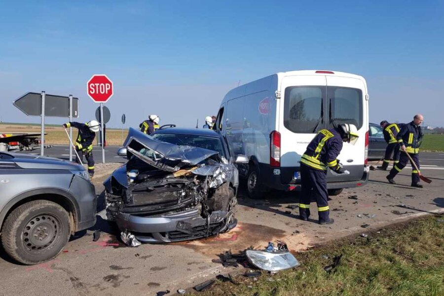 Schwerer Unfall auf S 205-Kreuzung in Langhennersdorf - Ein schwerer Unfall hat sich am Donnerstagvormittag auf der S 205 ereignet.