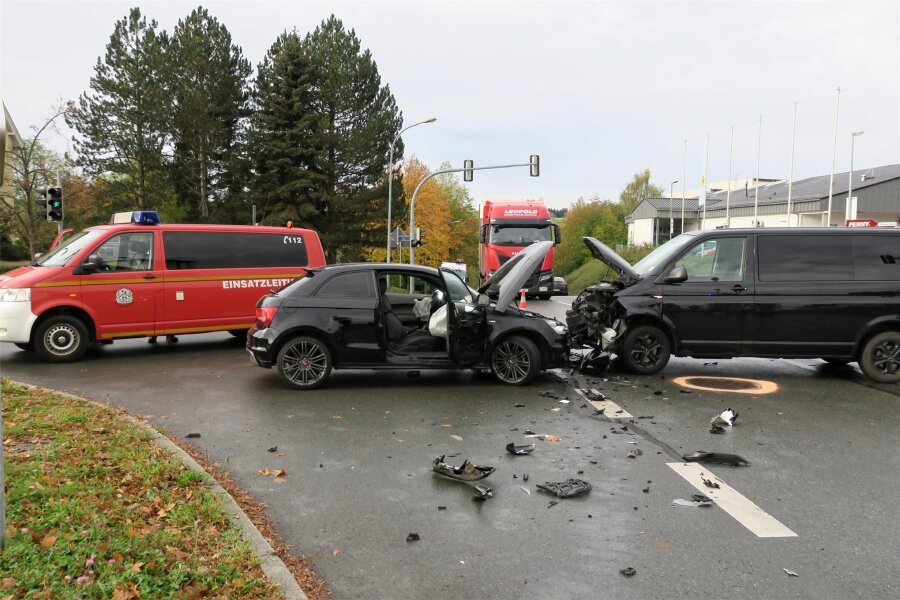 Schwerer Unfall auf wichtiger Kreuzung in Schneeberg - Kurz vor 10 Uhr kam es in Schneeberg auf der Kreuzung Scheunenstraße/Seminarstraße zu einem Unfall.