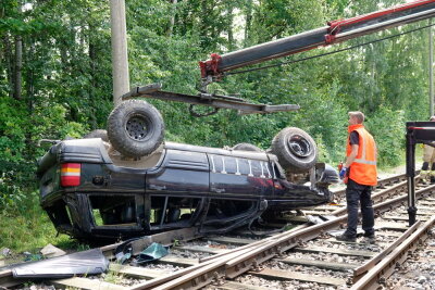 Schwerer Unfall bei Chemnitz: Jeep überschlägt sich und landet im Gleisbett - Der Jeep überschlug sich und landete in einem Gleisbett.