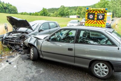 Schwerer Unfall bei Gelenau: Achtjähriges Mädchen unter fünf Verletzten - Bei der Kollision mit dem Opel wurde der VW gegen die Leitplanke gedrückt.