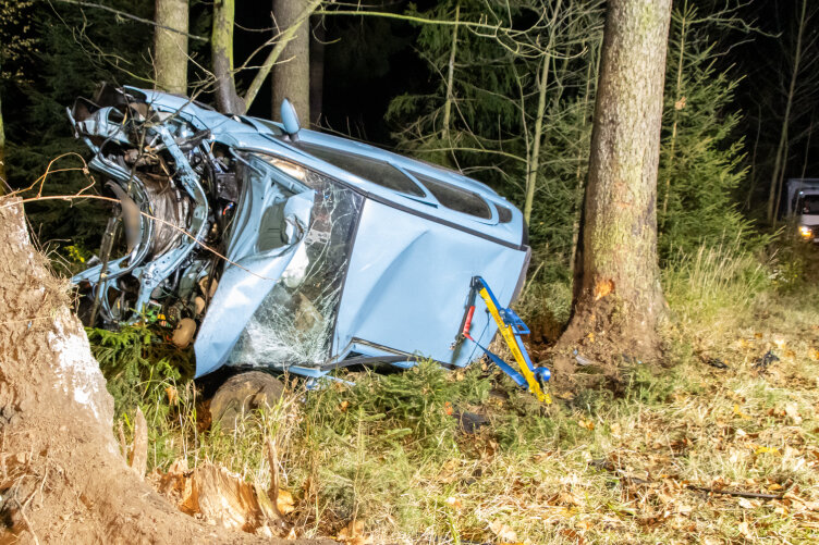 Schwerer Unfall bei Geyer: Opel kracht gegen Baum, Fahrer schwer verletzt - 