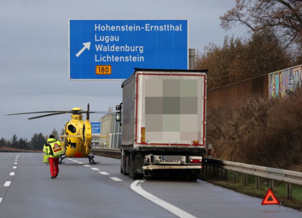 Schwerer Unfall bei Hohenstein-Ernstthal: Rettungshubschrauber landet auf der A 4 - 