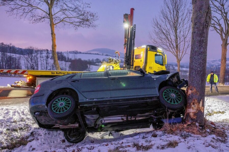 Schwerer Unfall bei Königswalde: Skoda prallt gegen Baum - Ein schwerer Unfall hat sich am späten Mittwochnachmittag bei Königswalde ereignet. 