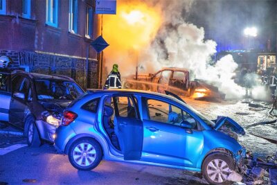 Schwerer Unfall bei Lauter-Bernsbach: Acht Verletzte und ein ausgebrannter Pick-up - 