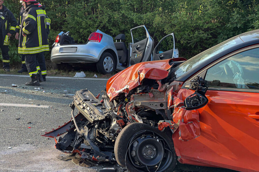 Bei einem schweren Unfall auf der Staatsstraße 297 bei Neudörfel sind am Donnerstagabend drei Personen verletzt worden, zwei davon schwer