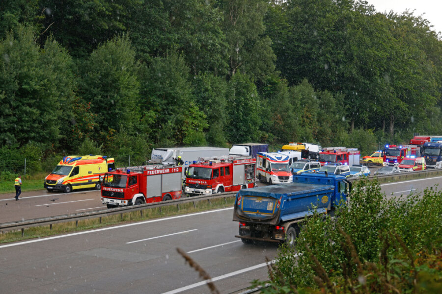 Die Autobahn musste in Richtung Chemnitz komplett gesperrt werden.