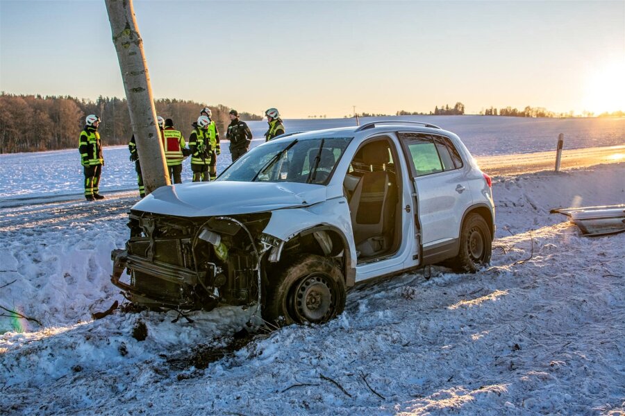 Schwerer Unfall ereignet sich in Oelsnitz - Ein VW ist am Samstagnachmittag zwischen Oelsnitz und dem Abzweig zur S 255 mit einem Baum kollidiert.
