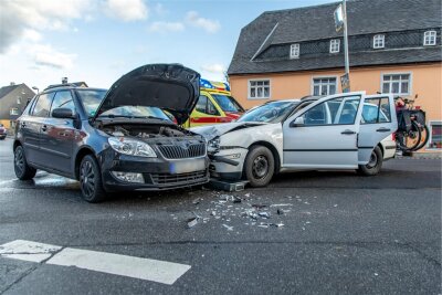 Schwerer Unfall im Berufsverkehr in Zwönitz - Auf der Kreuzung stießen beide Fahrzeuge zusammen.