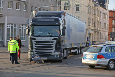 Schwerer Unfall im Berufsverkehr - Laster fährt Seniorin übers Bein - Ein Laster überrollte am Montagnachmittag in Zwickau eine Seniorin.