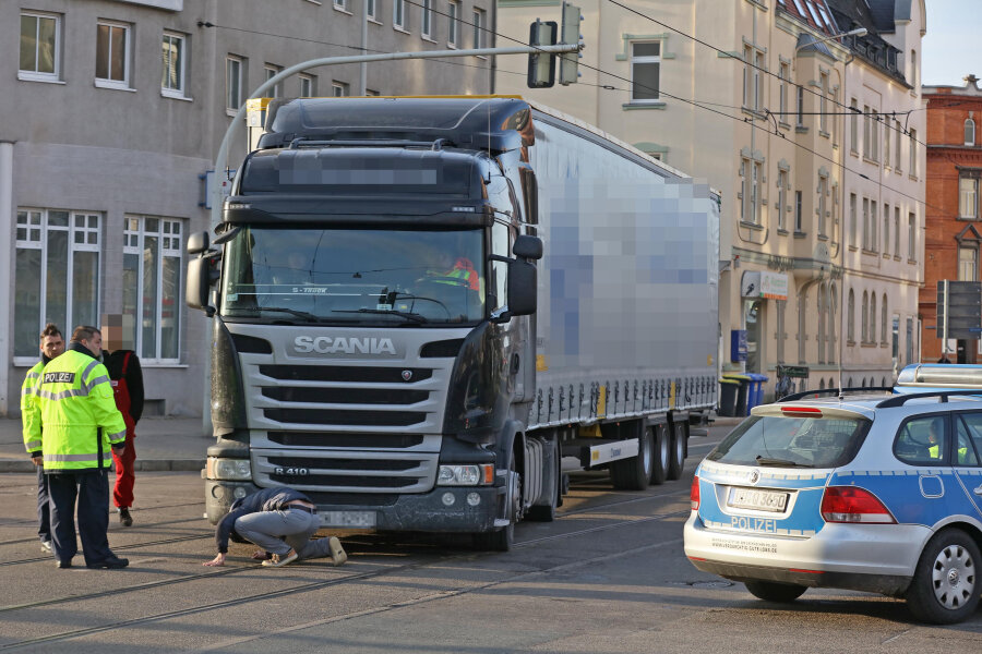 Schwerer Unfall im Berufsverkehr - Laster fährt Seniorin übers Bein - Ein Laster überrollte am Montagnachmittag in Zwickau eine Seniorin.