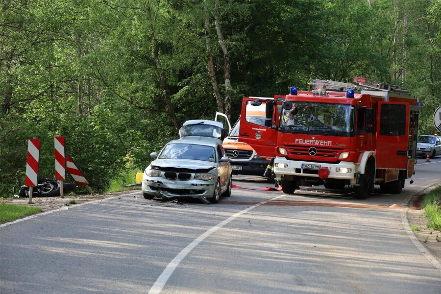Schwerer Unfall im Erzgebirge: Motorradfahrer gerät in Gegenverkehr - Der Motorradfahrer und die Autofahrerin kamen ins Krankenhaus.