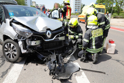 Schwerer Unfall in Chemnitz - zwei Personen verletzt - Bei einem Unfall auf der Brückenstraße in Chemnitz sind zwei Personen verletzt worden.