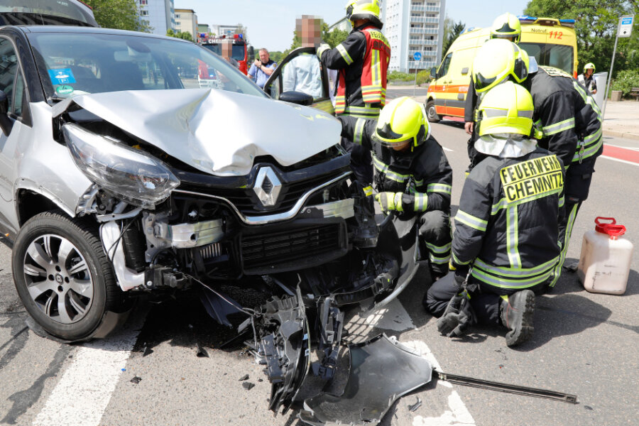 Schwerer Unfall in Chemnitz - zwei Personen verletzt - Bei einem Unfall auf der Brückenstraße in Chemnitz sind zwei Personen verletzt worden.