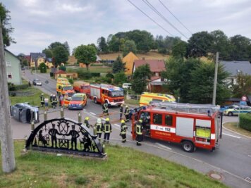 Schwerer Unfall in Clausnitz: Sechs Menschen verletzt - 