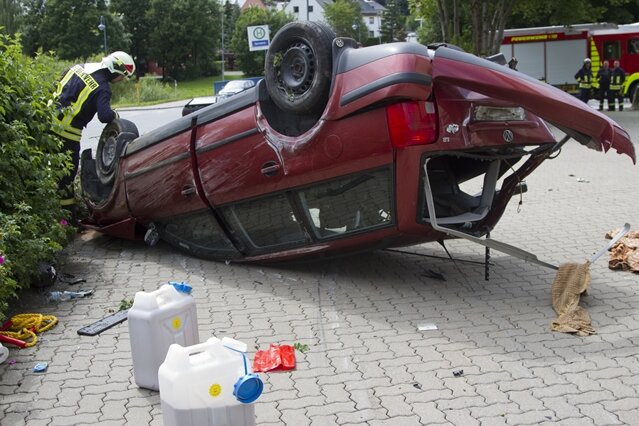 Schwerer Unfall in Elterlein: VW fliegt 15 Meter durch die Luft - Dieser VW landete auf dem Dach, nachdem er 15 Meter weit flog und anschließend weitere 30 Meter rutschte.
