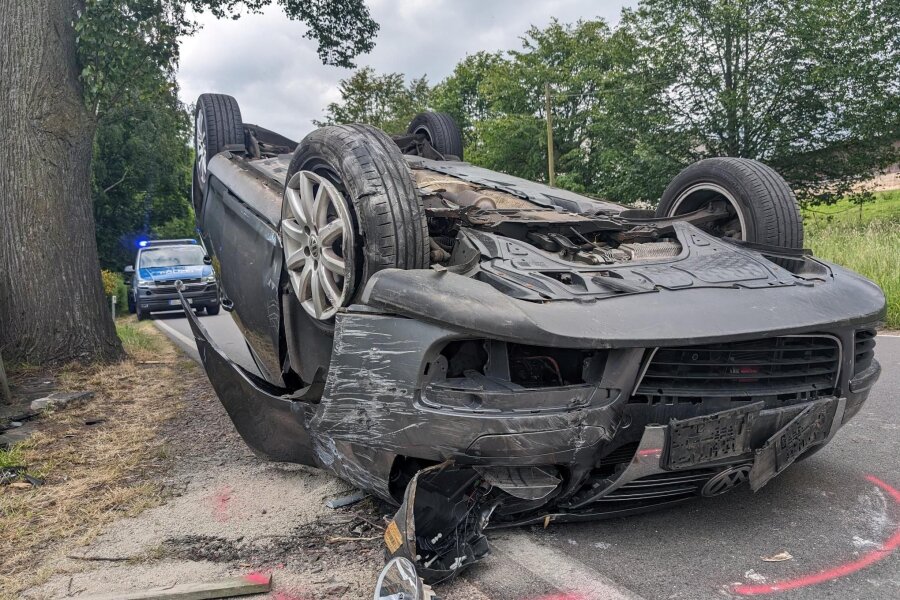 Schwerer Unfall in Eppendorf: VW landet auf dem Dach - Das Auto überschlug sich und blieb auf dem Dach liegen.