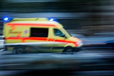 Schwerer Unfall in Glauchau: Zeitungsausträgerin überfahren - Eine Frau wurde in Glauchau bei einem Verkehrsunfall lebensbedrohlich verletzt.