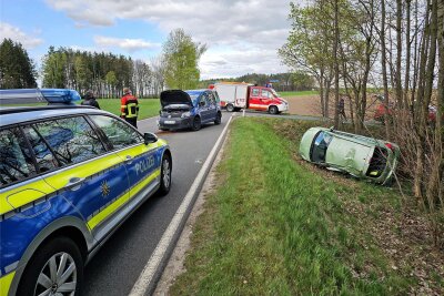 Schwerer Unfall in Irfersgrün - VW Caddy und Opel Corsa kollidierten in Irfersgrün, dabei wurde eine Frau schwer verletzt.