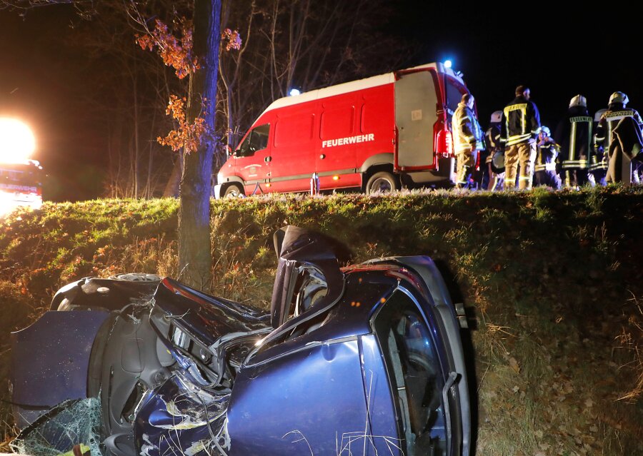 Schwerer Unfall in Mohsdorf: Schwangere Beifahrerin stirbt - 