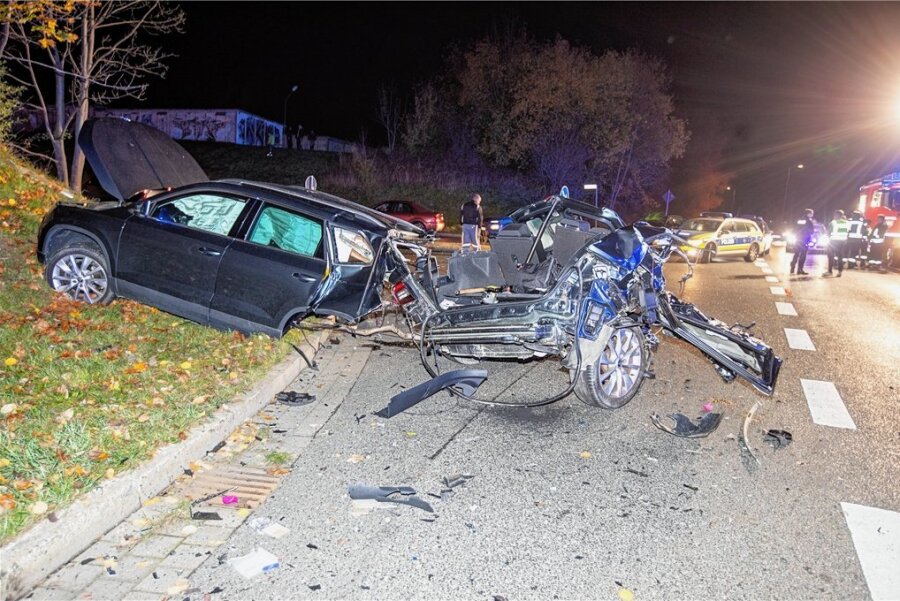Schwerer Unfall in Plauen: Auto bricht bei Kollision auseinander - Einer der beiden Unfallwagen wurde auseinandergerissen.