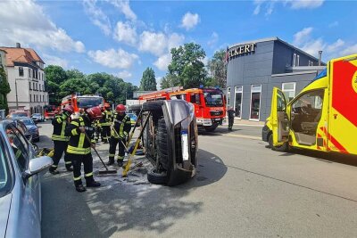 Schwerer Unfall in Plauener Ostvorstadt: Fahrerin eingeklemmt - Die Fahrerin landete mit ihrem Auto aus noch ungeklärten Gründen in der Plauener Bickelstraße auf der Seite.