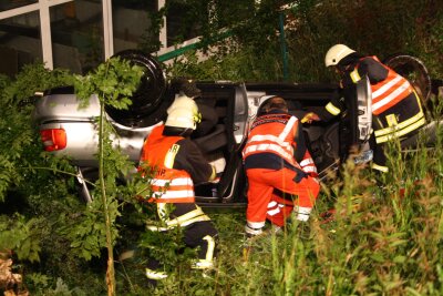 In Stützengrün hat ein 24-jähriger Audifahrer nach einem Unfall schwere Verletzungen davongetragen.