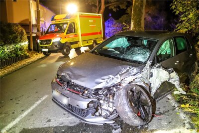 Schwerer Unfall in Stützengrün: Auto gerät in Gegenverkehr - Bei einem Unfall in Stützengrün sind am späten Sonntagabend zwei Personen verletzt worden.