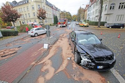 Schwerer Unfall in Zwickau sorgt für Behinderungen - 