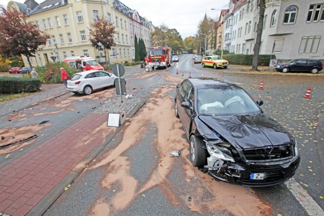 Schwerer Unfall in Zwickau sorgt für Behinderungen - 