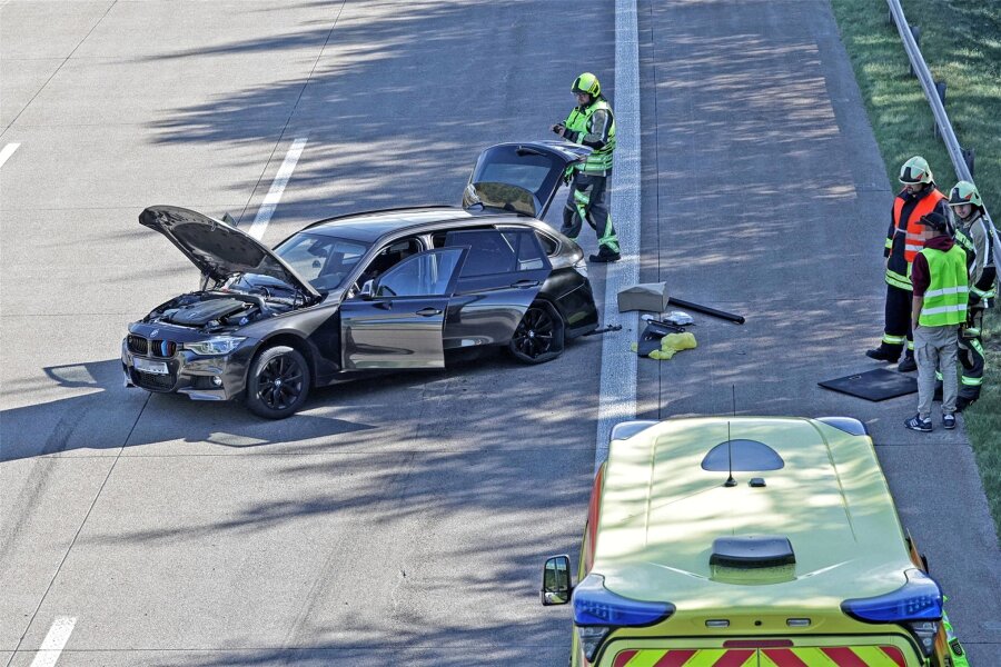 Schwerer Unfall mit dreistündiger Vollsperrung auf der A 4 bei Hohenstein-Ernstthal: BMW-Fahrer saß alkoholisiert am Steuer - Nach einem Unfall auf der A 4 waren zwei an einem Unfall beteiligte Fahrzeuge nicht mehr einsatzbereit.