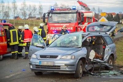 Schwerer Unfall mit eingeklemmter Person bei Wiesa - Bei einem Unfall zwischen Schönfeld und Wiesa sind am Samstagvormittag drei Personen verletzt worden.