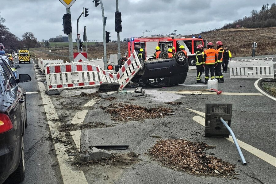 Schwerer Unfall mit Miniauto nahe Plauen - An der Zufahrt zum künftigen Industriegebiet kam das Miniauto auf dem Dach zum Liegen.