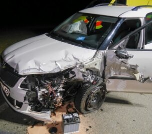 Schwerer Unfall mit sechs Verletzten - Die linke Frontschürze des Skoda wurde bei dem Zusammenstoß zertrümmert.