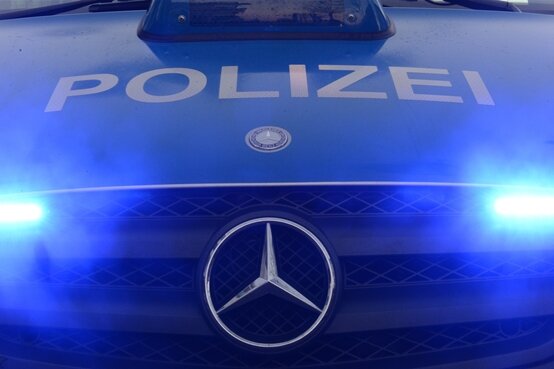 Schwerer Unfall mit vier Verletzten und hohem Sachschaden in Hartmannsdorf - 