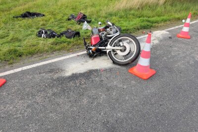 Schwerer Unfall: Motorradfahrer wird Stein zum Verhängnis - Zwischen Lunzenau und Arnsdorf ist ein Motorradfahrer verunfallt und schwer verletzt worden.