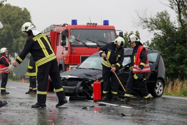 Schwerer Unfall nahe Neuensalz: Skoda kracht in Wohnmobil - 