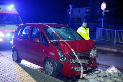 Schwerer Unfall: Opel erfasst Transporter-Fahrer - 